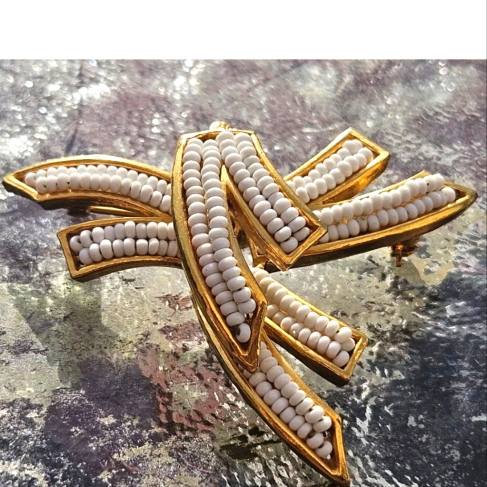 Signed Mimi D Ni seed bead Brooch